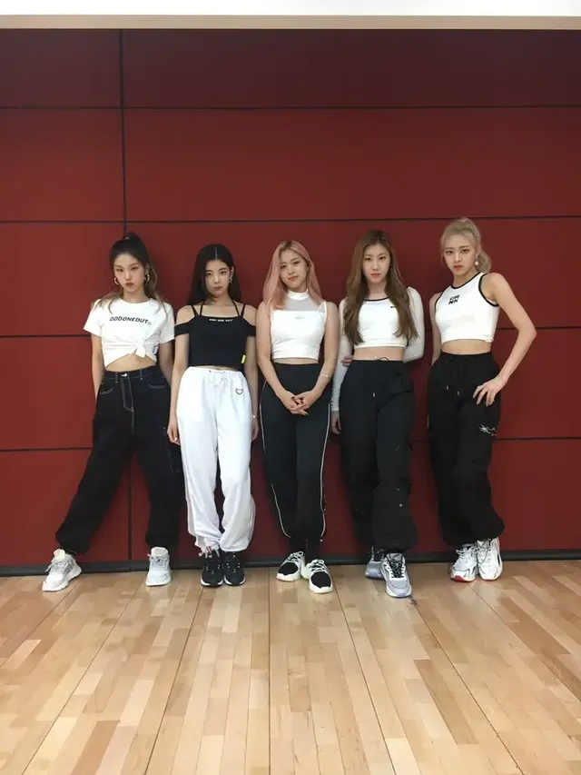 오늘자 있지 단체사진 | mbong.kr 엠봉