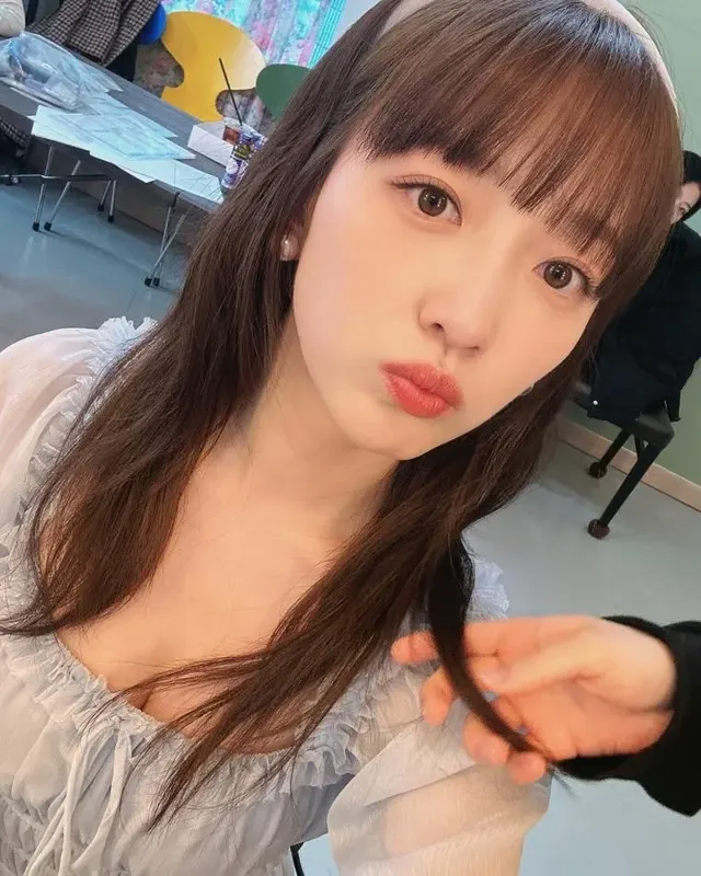 배우 표예진 러블리한 프릴원피스 | mbong.kr 엠봉