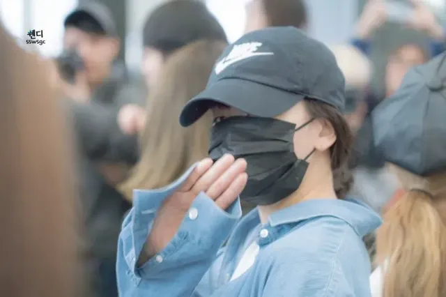 여권과 얼굴 대조하는 슬기 | mbong.kr 엠봉