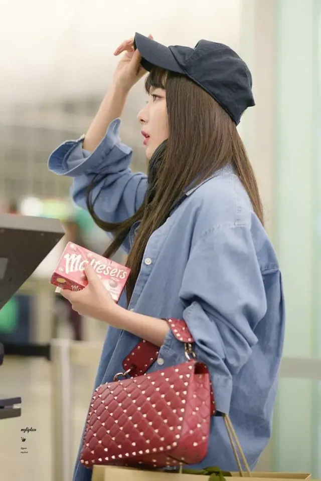 여권과 얼굴 대조하는 슬기 | mbong.kr 엠봉