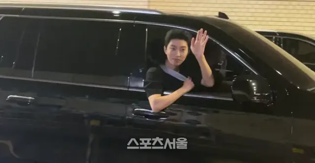 [단독포착] 임영웅, 상암콘 퇴근길 이틀 연속 ‘영웅시대’에 하트 선사한 히어로 | mbong.kr 엠봉