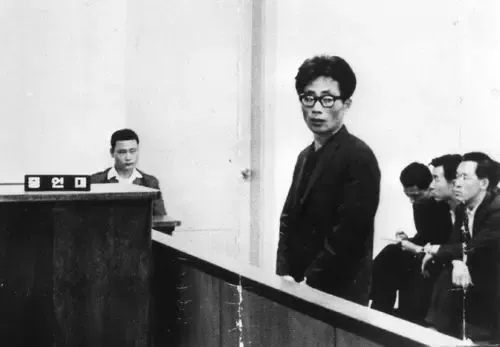 소설 때문에 작가가 잡혀갔던 사건 | mbong.kr 엠봉