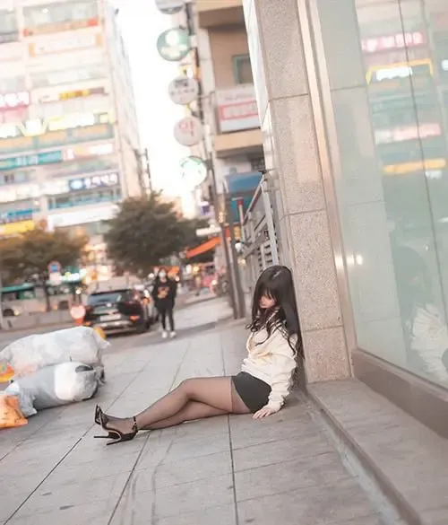 [설문] 이른 아침 길가에 아가씨가 술에 취해 앉아있다 어떻게 할것인가..jpg | mbong.kr 엠봉