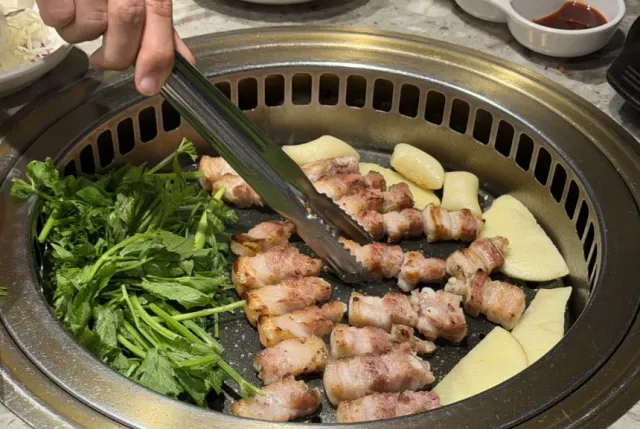 몰래 싸 온 고기 굽더니 반찬 4번 리필…'별점테러' 고깃집 사장님 분노
