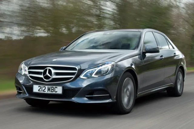 e-class-saloon-driving-01.jpg