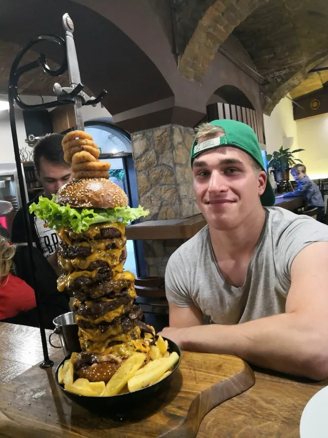 8de5e14f-3530-4e60-93f2-21f01cdf39e1_fatjoeburger2.webp