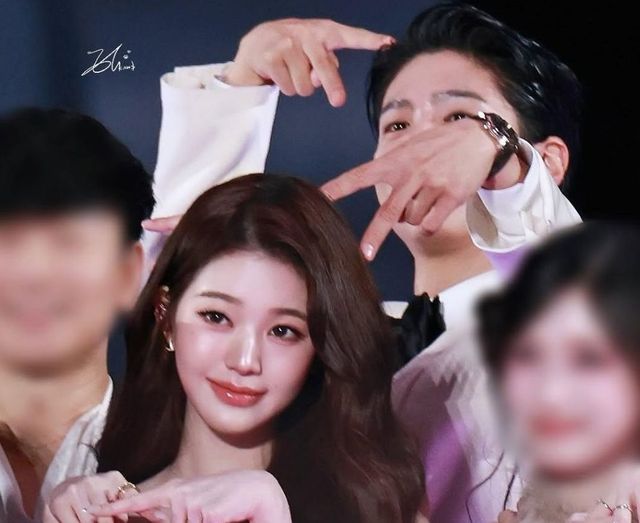 장원영에게 장난치는 박보검 이미지