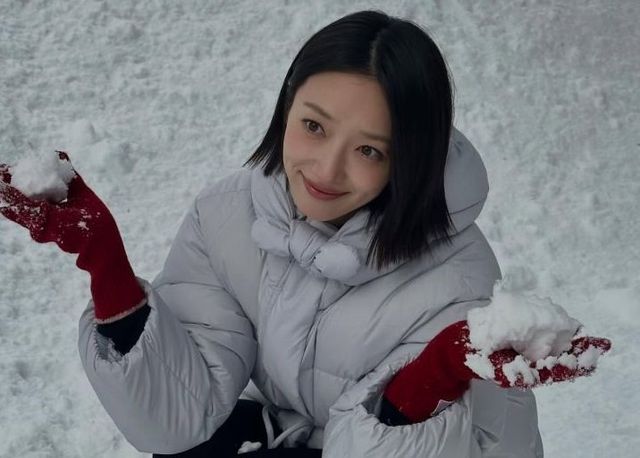 눈놀이하는 표예진 이미지