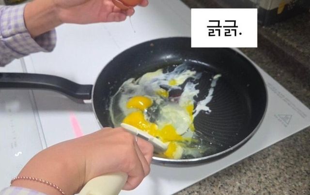 급식 파업으로 새벽에 일어나 도시락 싸가는 딸 이미지