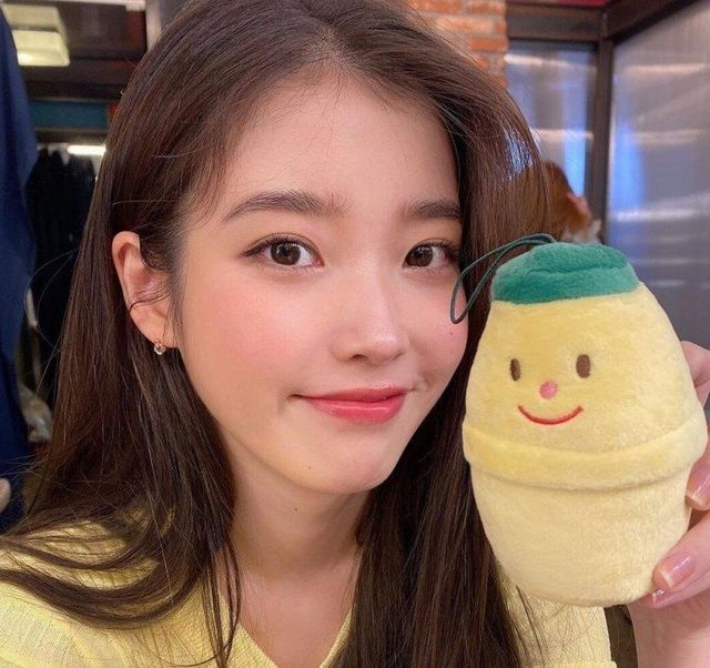 노란 병아리 같은 아이유 이미지