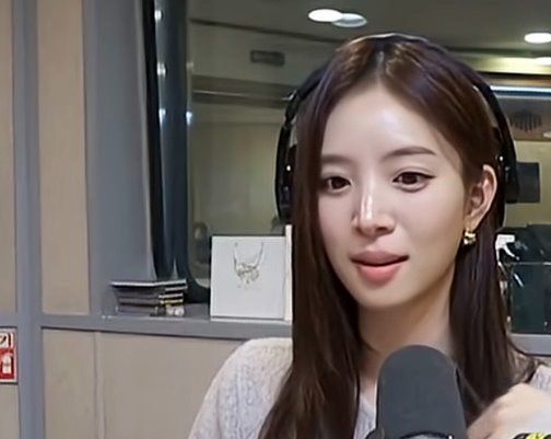 한지 창문 구멍을 뚫고 구경했다는 배성재 이미지