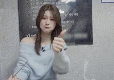 한국 와서 칼국수 먹고 행복해하는 일본 여자 이미지