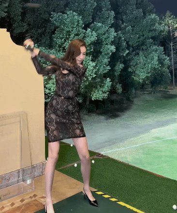 힐 신고 골프 스윙 안정적인 누나 이미지