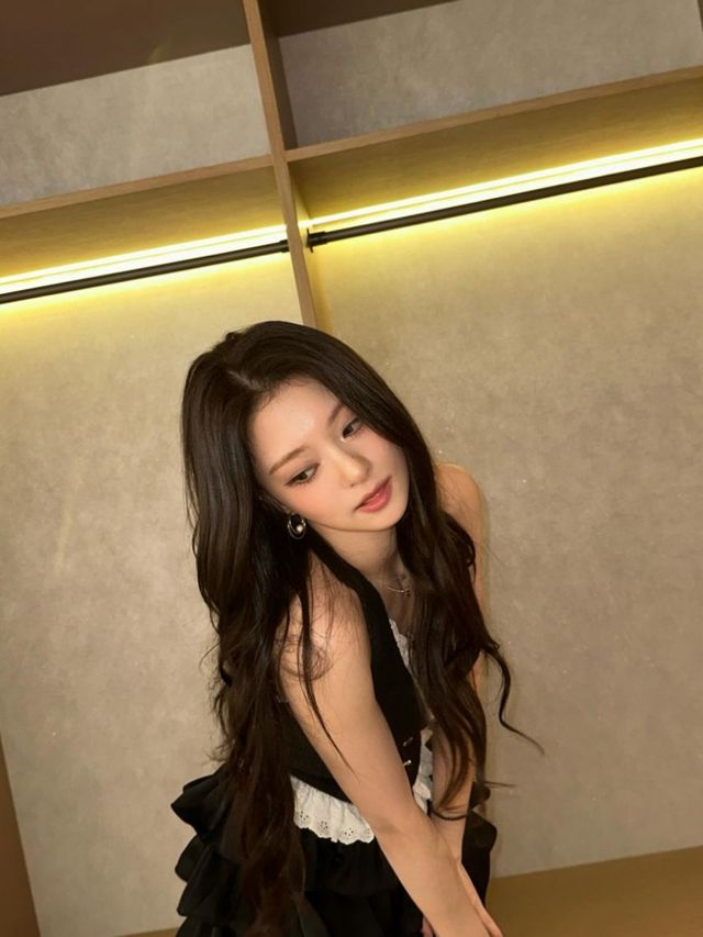 고혹적인 블랙 레이스와 고전적 미모, 프로미스나인 이나경의 시크한 모먼트 이미지