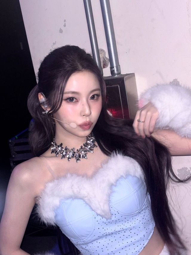 아이시 블루의 청량한 카리스마, 윈터 판타지를 입은 엔믹스 규진 이미지