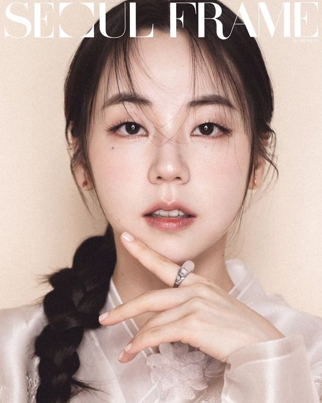 단아한 한복과 현대적 감각의 만남, 안소희의 고전미 넘치는 화보 룩 이미지