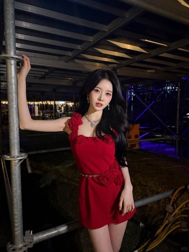 밤을 밝히는 강렬한 레드 로즈와 화려한 주얼리, 스테이씨 시은의 고혹적인 무대 뒤 모먼트 이미지