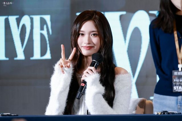 순백의 양 요정으로 변신한 겨울 소녀, 아이브 이서의 포근한 퍼 룩 이미지