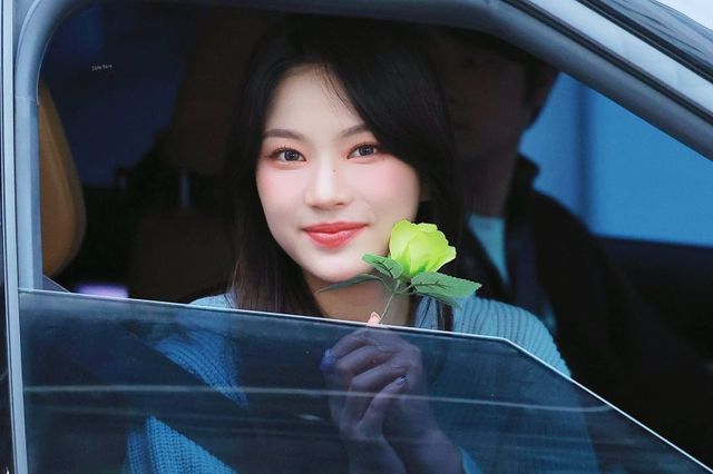 시크한 블루와 화이트 퍼의 변주, 퇴근길에도 빛나는 스테이씨 아이사 이미지