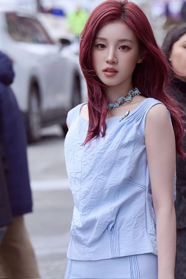 뉴욕 스트릿을 물들인 와인빛 헤어와 스카이 블루 셋업, (여자)아이들 우기 이미지