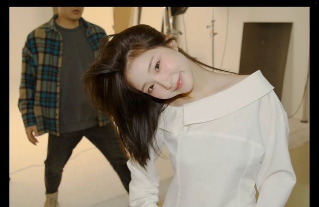 깨끗한 화이트 오프숄더와 싱그러운 미소, 루셈블 여진 이미지