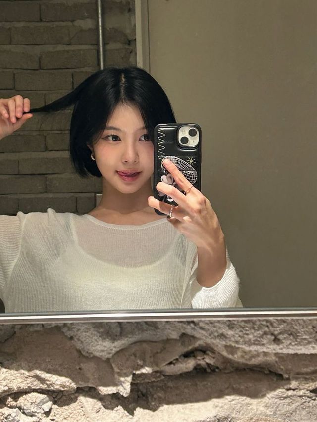 시스루 화이트 니트와 블랙 보브컷의 조화, 케플러 김다연 이미지