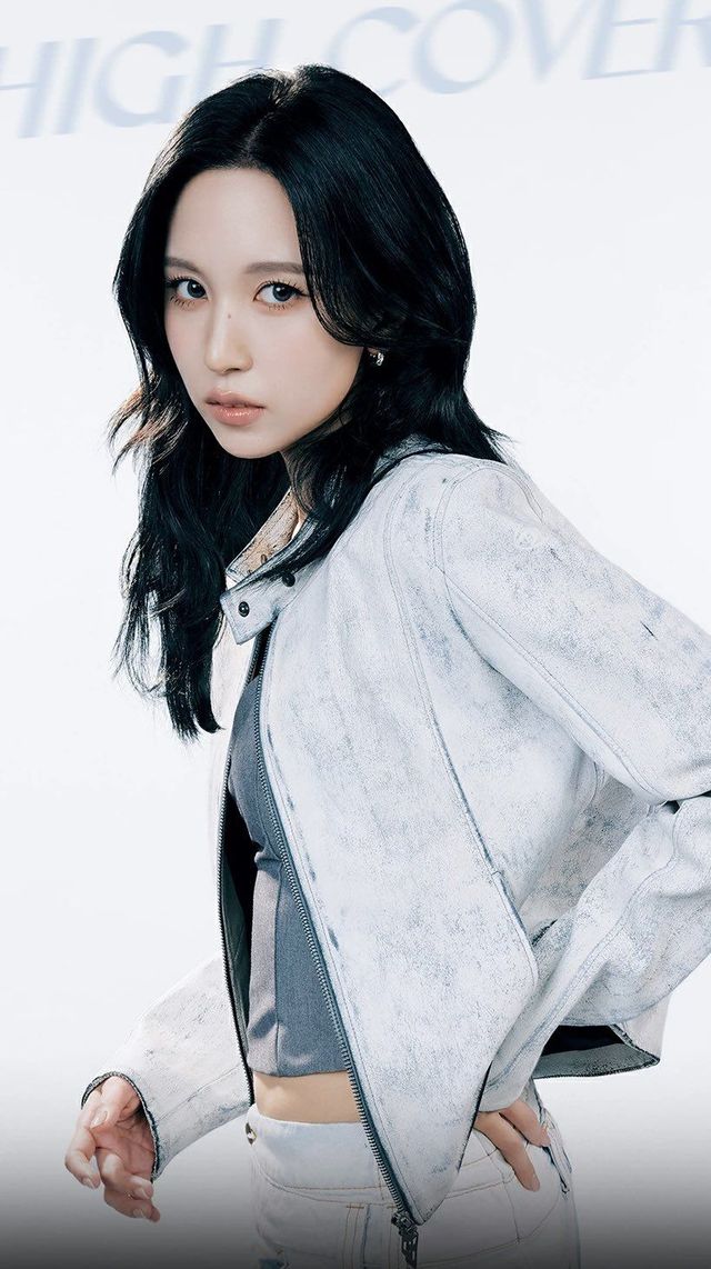 빈티지 레더와 그레이 코르셋의 조화, 트와이스 미나 이미지