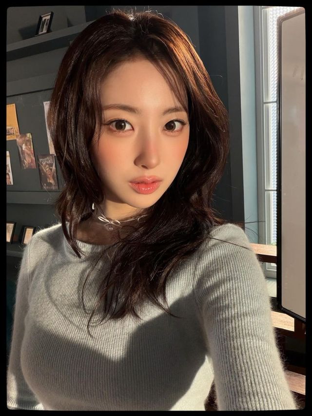 겨울의 숨결을 담은 포근한 감성, 하이키 리이나의 소프트 코지 룩 이미지