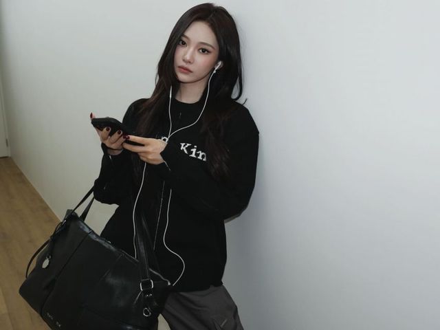 시크한 올 블랙과 화이트 이어폰의 대비, 에스파 닝닝 이미지