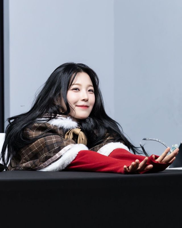 빈티지한 체크 무드와 레드 포인트의 만남, 프로미스나인 백지헌의 코지 룩 이미지