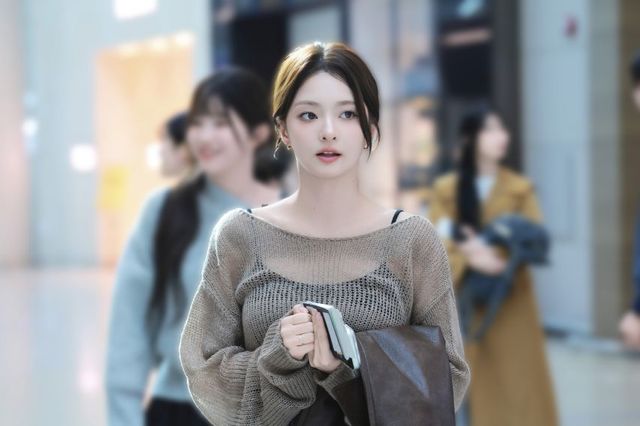 시크한 가을 무드의 정석, 프로미스나인 이나경의 시스루 니트 공항 패션 이미지