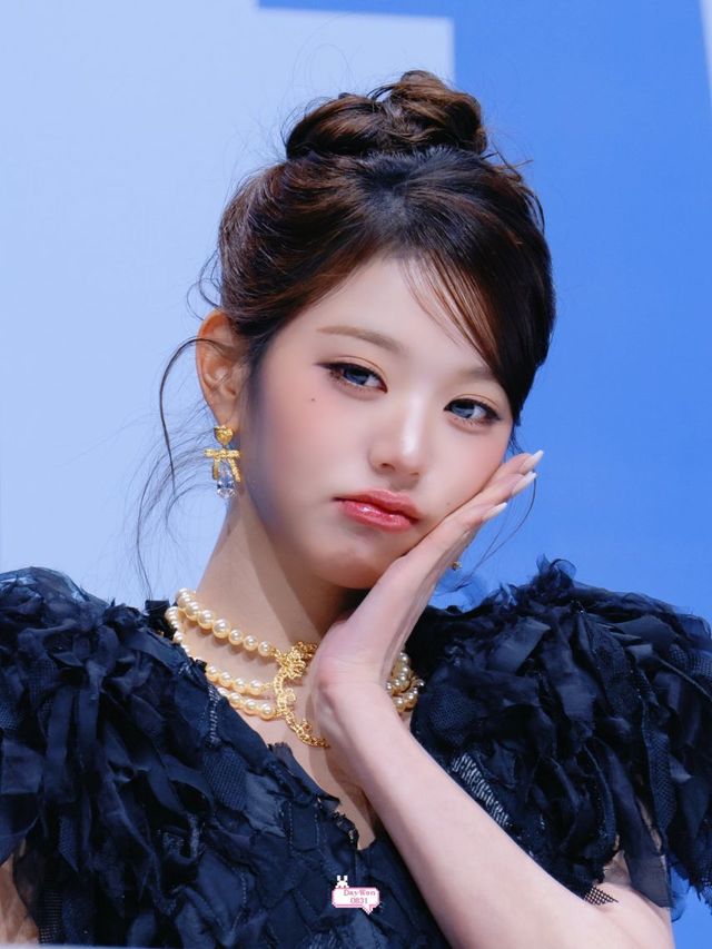 블랙 프릴 드레스와 골드 진주 쥬얼리, 아이브 장원영 이미지