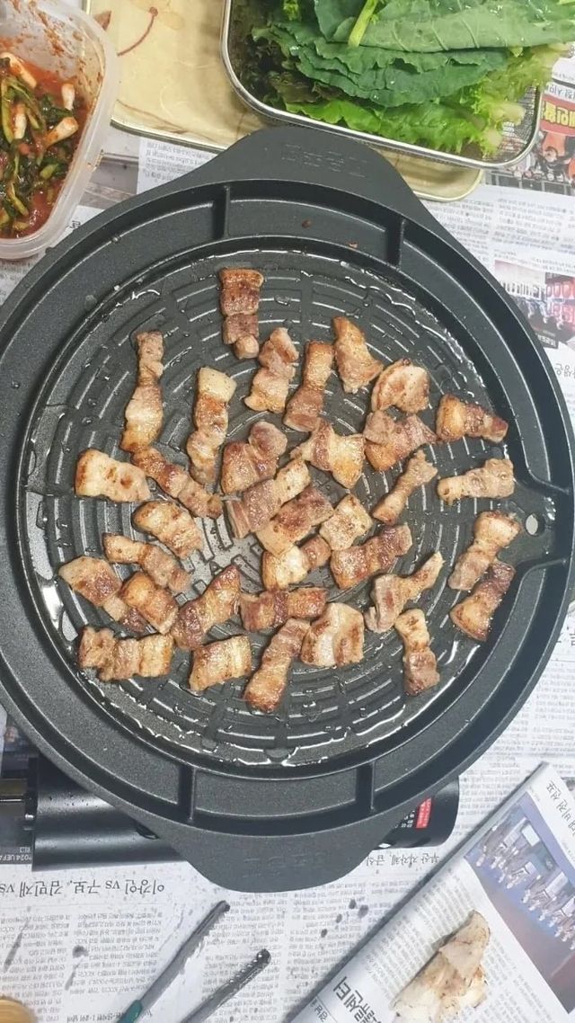 삼겹살 크기를 둘러싼 고기 굽기 논쟁 이미지