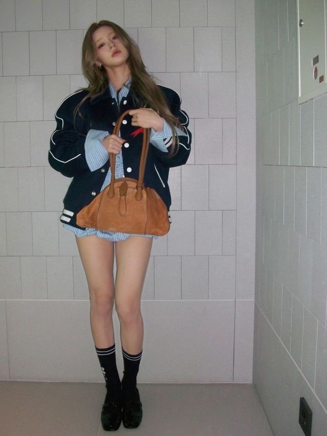 스포티 바시티 자켓과 스트라이프 셋업, (여자)아이들 미연 이미지