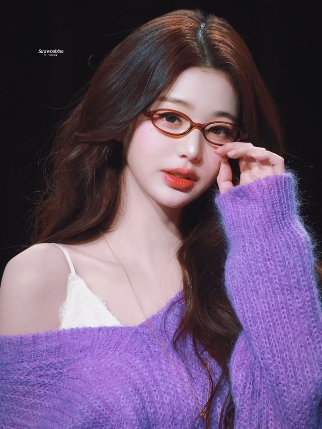 보랏빛 오버핏 니트와 '긱시크' 안경, 아이브 장원영 이미지