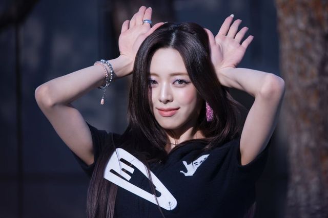 블랙 그래픽 니트와 핑크 이어링, 있지 유나 이미지