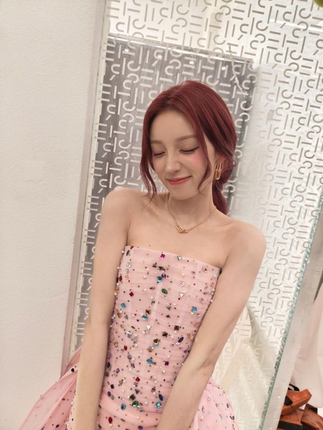 비즈 임벨리시드 핑크 드레스와 레드 립, (여자)아이들 우기