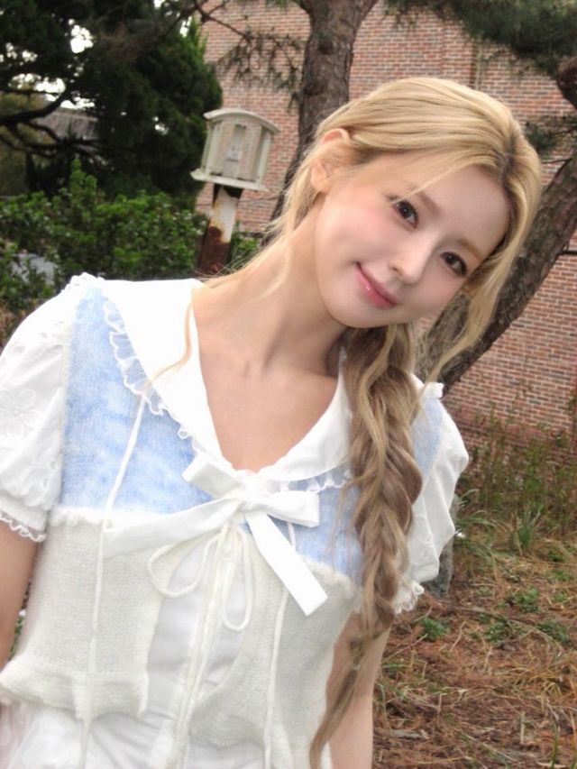 스카이 블루 니트와 블론드 땋은 머리, (여자)아이들 미연