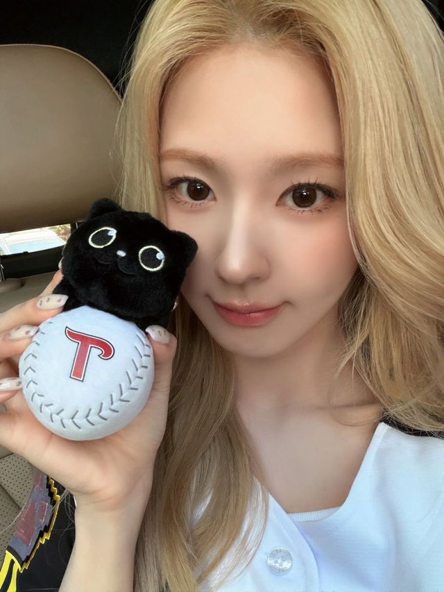 크롭 유니폼과 민트색 배트, (여자)아이들 미연의 에너제틱한 승리 요정 패션 이미지