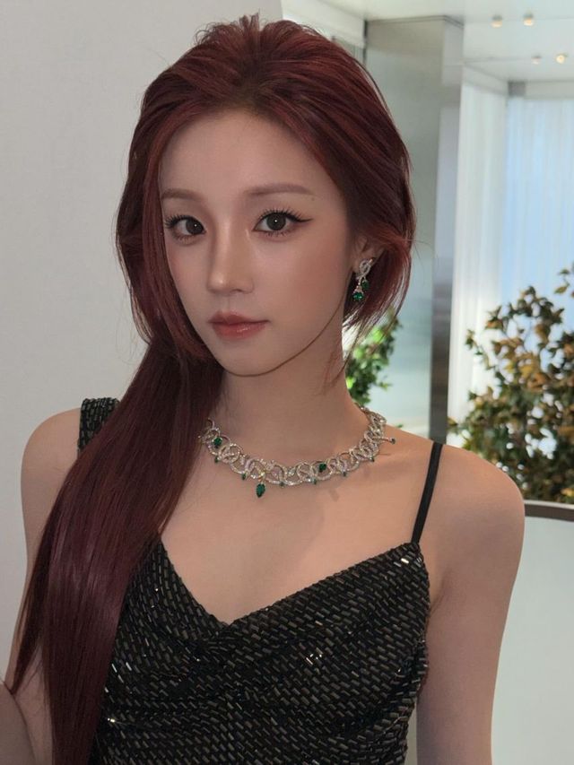 블랙 스팽글 드레스와 에메랄드 주얼리, (여자)아이들 우기