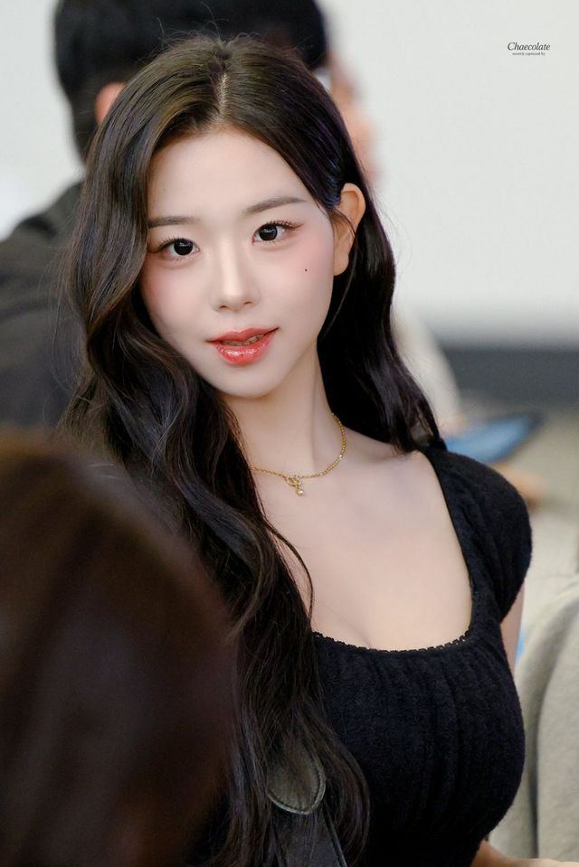 스퀘어넥 블랙 톱과 골드 네크리스, 트리플에스 김채연