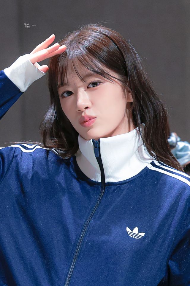 네이비 트랙 자켓과 화이트 배색, 아이브 안유진 이미지