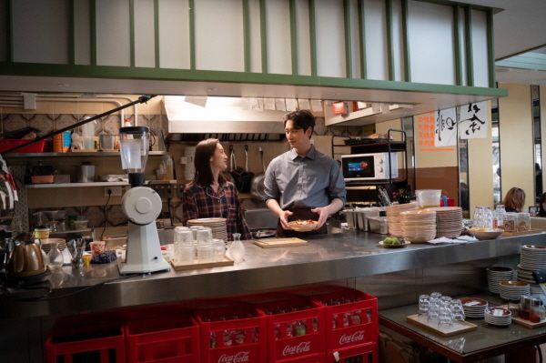 홍콩 로컬 레스토랑 타이온 커피 & 티에서 내 안에 홍콩이 있다 촬영 중인 배우 우혜림, 황찬성 [사진=홍콩관광청]