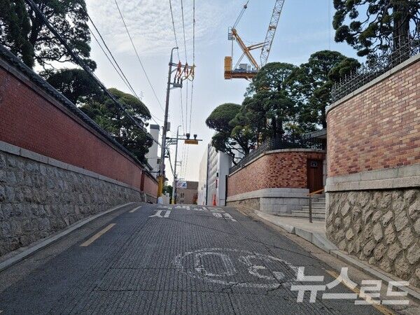 왼쪽은 이건희 회장 유족이 CJ문화재단에 기증한 이병철 회장의 고택. 오른쪽은 이건희 회장이 보유했던 저택으로 뒤편으로 CJ대한통운이 단독주택 공사를 하는 모습이 보인다. [사진=뉴스로드]