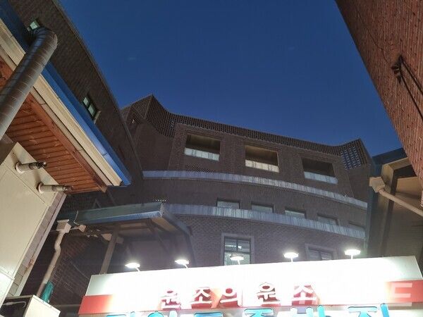 족발타운 뒤로 신세계건설이 짓고 있는 도심형연수원 건물 일부가 보인다. [사진=뉴스로드]