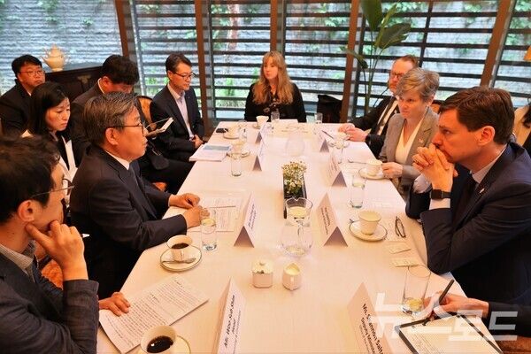 이비 수상 일행이 SH 관계자들과 협력을 논의하는 모습 [사진=SH]