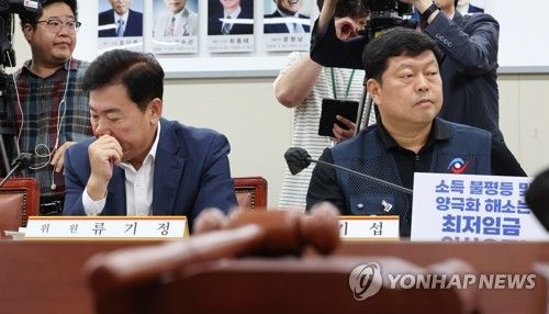 류기정 한국경영자총협회 전무, 류기섭 한국노총 사무총장 [사진=연합뉴스]