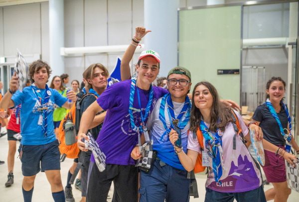 인천대가 마련한 콘서트에 참가한 이탈리아 잼버리 참가자들이 포즈를 취하고 있다. (사진=인천대)