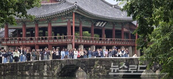 외국인 관광객들이 단체로 '광한루원'을 찾아 가을 정취를 만끽하고 있다. [사진=서진수기자]