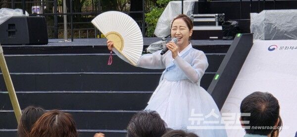 소리꾼 서미지 양이 수궁가를 모티브로 만들어진 '난감허네'를 열창하고 있다. [사진=서진수기자]